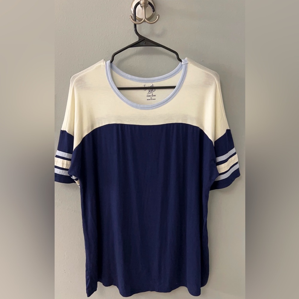 Sweet Tea’s navy and light blue XL shirt